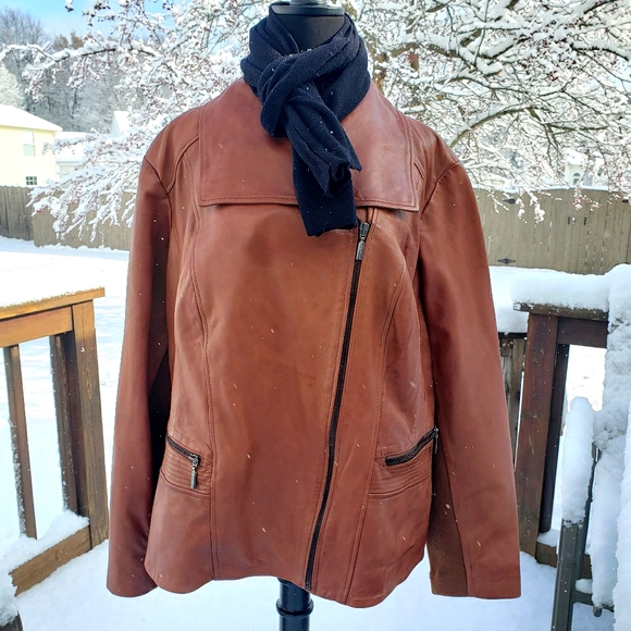 Bernardo Jackets & Blazers - EUC Bernardo Genuine Leather Moto Jacket